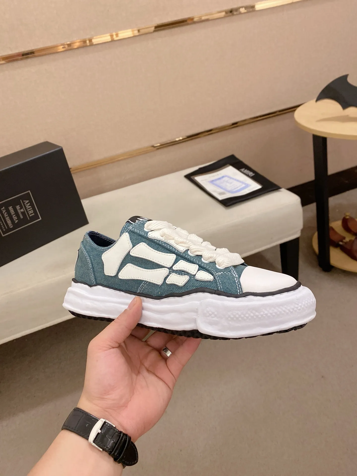 Men's shoes 💰: 580💰 High version [AMIRI] high-end men's shoes brand official website 1:1 latest masterpiece: original mold customization, the fabric is made of imported original materials, upgraded foam outsole, lighter and non-slip. The market's top quality, simple yet tasteful, a must-have for fashionistas, fashionable at your feet, full of confidence, the same style at the counter 👍The summer season is here. Code: 39-44. Can be customized45